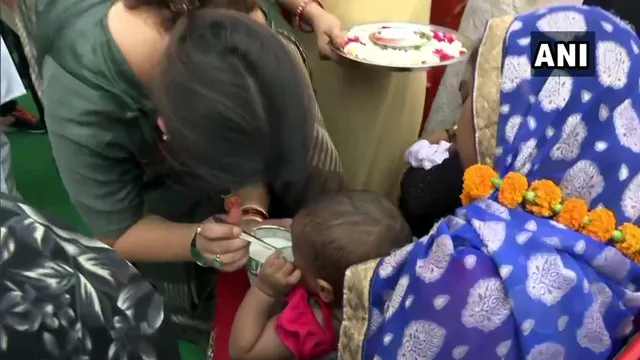 ନିଜ ହାତରେ ଶିଶୁକୁ ଅନ୍ନ ଖୁଆଇଲେ ସ୍ମୃତି ଇରାନୀ