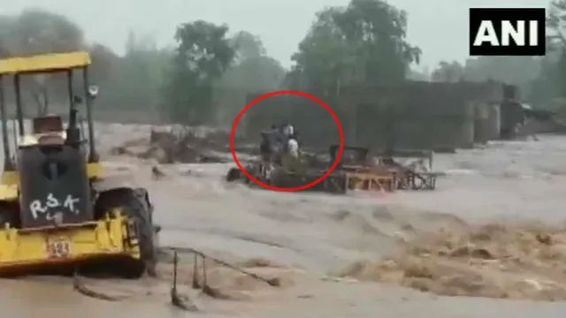 ଶୁଖିଲା ନଦୀରେ ଚାଲିଥିଲା ପୋଲ ନିର୍ମାଣ କାର୍ଯ୍ୟ, ହଠାତ୍‌ ବନ୍ୟା ଆସିବା ହେତୁ ଫସି ଯାଇଥିଲେ ୭ଜଣ ଶମ୍ରିକ