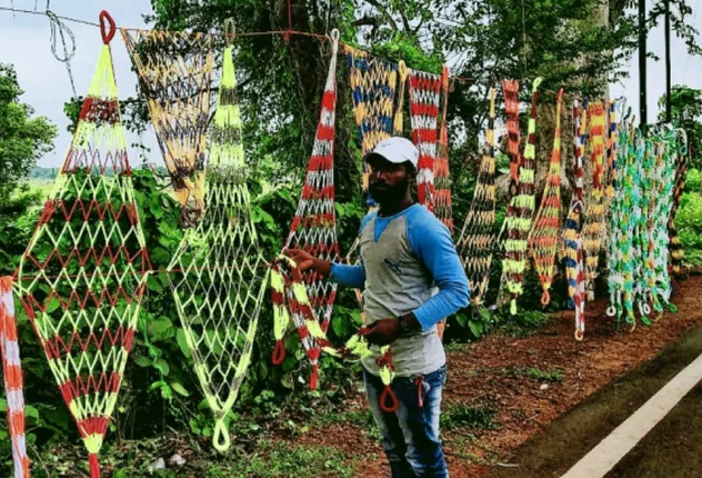 ୬ ଦିନ ପରେ ରଜ, ସଡକ ପାର୍ଶ୍ୱରେ ଦୋଳିର ପସରା। (ଫଟୋ: ମନୋଜ, ବାଲେଶ୍ୱର)