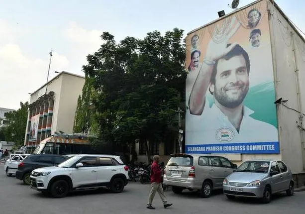 ତେଲେଙ୍ଗାନାର ୧୨ କଂଗ୍ରେସ ବିଧାୟକ ଦଳରୁ ଇସ୍ତଫା ଦେଇ ଶାସକ ଟିଆରଏସ୍‌ରେ ସାମିଲ ହେବାକୁ ବିଧାନସଭା ବାଚସ୍ପତିଙ୍କ ନିକଟରେ କଲେ ଆବେଦନ