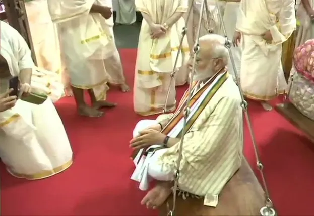 ଓଜନ ହୋଇ ପଦ୍ମ ଅର୍ପଣ କଲେ ମୋଦୀ, କହିଲେ ବନାରସ ଭଳି କେରଳ ମଧ୍ୟ ମୋର ନିଜର