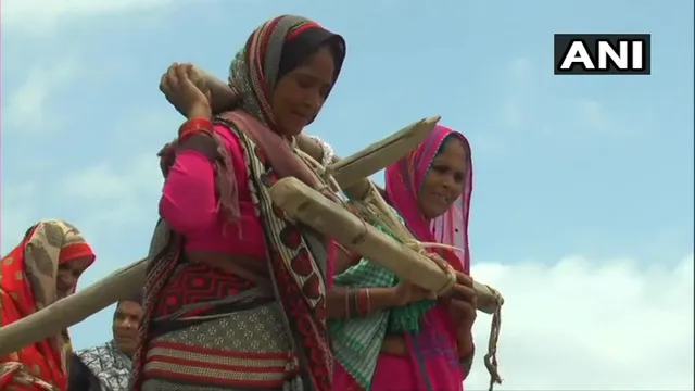 ଲଙ୍ଗଳ ଧରି ଜମି ଚାଷ କଲେ ମହିଳା, ବର୍ଷା ପାଇଁ ଏଭଳି ପ୍ରୟାସ