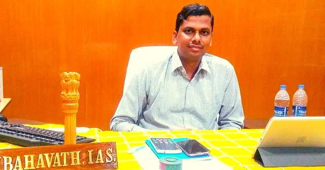 ପେଟ ପୋଷିବାକୁ ସାଧାରଣ ସରକାରୀ ଚାକିରି ଖଣ୍ଡେ ପାଇନଥିବା ଯୁବକ ୧୯ ବର୍ଷ ପରେ ହେଲେ ଆଇଏଏସ୍‌ ଅଫିସର୍‌