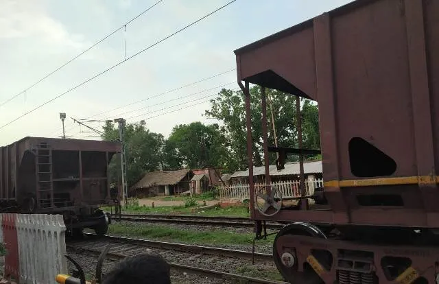 ମାଲବାହୀ ଟ୍ରେନ ଇଞ୍ଜିନରୁ ଅଲଗା ହେଇଗଲା ଅଧାବଗି