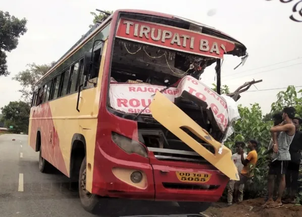 ଝାଡ଼ଖଣ୍ଡରେ ରାଉରକେଲା ବସ୍‌ ଦୁର୍ଘଟଣାଗ୍ରସ୍ତ, ମା’ଓ ଝିଅ ମୃତ, ୨୦ ଆହତ