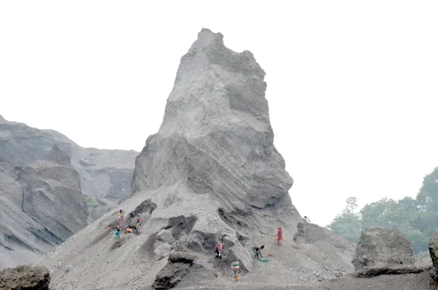 ଭୋକିଲା ଶ୍ରମିକଙ୍କ ମୁଣ୍ଡ ଉପରେ ମୃତ୍ୟୁର ପାହାଡ଼