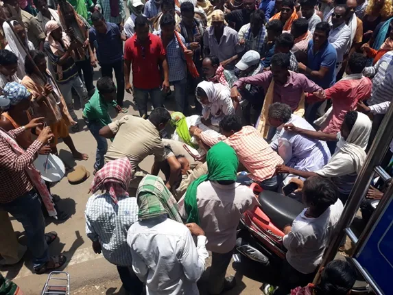 ପାଟଣାଗଡ଼ ବିଧାୟକଙ୍କ ଗିରଫ ଦାବିରେ ତାତିଲେ ଆଦିବାସୀ : ଜିଲ୍ଲାପାଳଙ୍କ ଅଫିସ୍‌ ଘେରିଲେ, ପୁଲିସ ସହ ଧସ୍ତାଧସ୍ତି, ୪୮ ଘଣ୍ଟାର ମହଲତ ଦେଲା ସଂଘ