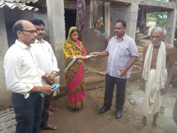 ସ୍ବାମୀଙ୍କ ଶୁଦ୍ଧିକ୍ରିୟା ପାଇଁ ଝିଅ ବିକ୍ରି ନିଷ୍ପତ୍ତି ଘଟଣା : ପୂର୍ଣ୍ଣିମାଙ୍କୁ ସହାୟତ‌ାର ସୁଅ, ଦଶାହରେ ଯୋଗଦେଇ ସହାୟତା ଦେଲେ ବିଡିଓ