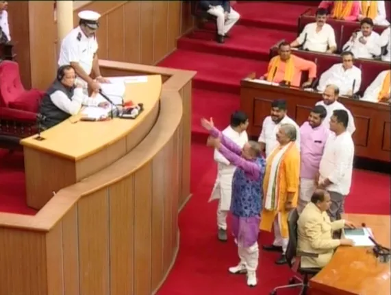 ବିଧାନସଭା ଅଧିବେଶନର ପ୍ରଥମ ଦିନରେ ହୋହାଲ୍ଲା, ବିଭିନ୍ନ ପ୍ରସଙ୍ଗ ନେଇ ବାଚସ୍ପତିଙ୍କୁ ଘେରିଲା କଂଗ୍ରେସ