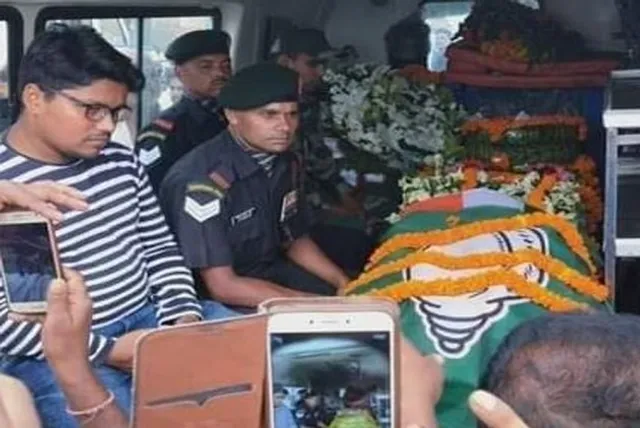 ସହିଦଙ୍କ ମରଶରୀରରେ ବିଜେଡ଼ି ପତାକା ଢାଙ୍କିବା ଘଟଣା: ନିଲମ୍ବିତ ହେଲେ ୩ ଦଳୀୟ କର୍ମୀ