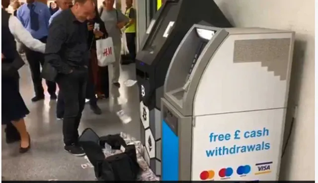 ରେଳ ଷ୍ଟେସନ୍‌ ଏଟିଏମ୍‌ରୁ ଆକସ୍ମିକ ଭାବେ ବାହାରିବାକୁ ଲାଗିଲା ଟଙ୍କା, ଲୋକମାନେ ଦୃଶ୍ୟ ଦେଖି ହୋଇଗଲେ ସ୍ତବ୍ଧ