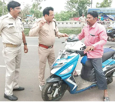 ଫ୍ଲାଏ ଓଭରରେ ହେଲ୍‌ମେଟ୍‌ ଯାଞ୍ଚ, ଆରମ୍ଭରୁ ବିରୋଧ