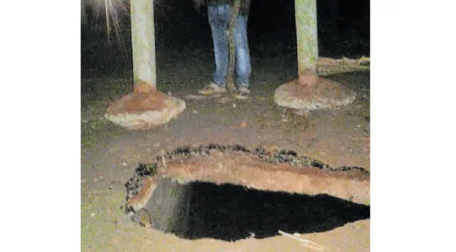 କଳାଝାରୀ ପୋଲରେ ଗର୍ତ ବାରଙ୍ଗ-ମଞ୍ଚେଶ୍ବର ଯାତାୟାତ ଠପ୍‌