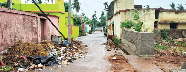 ଘର ଆଗରେ ଅଳିଆ ଗଦାଉଛି ପୌରସଂସ୍ଥା