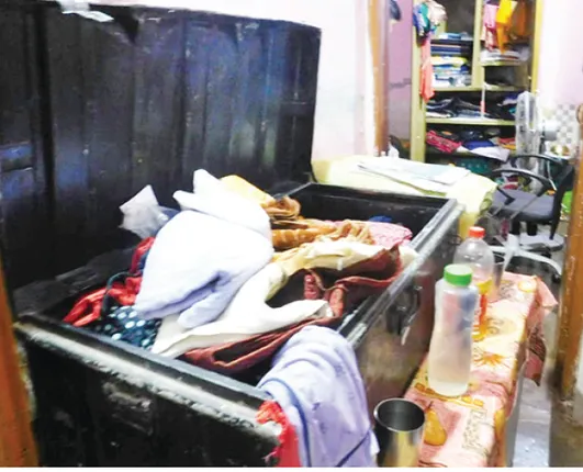 ଦିନରେ ତାଲା ଭାଙ୍ଗି ଲୁଟିଲେ