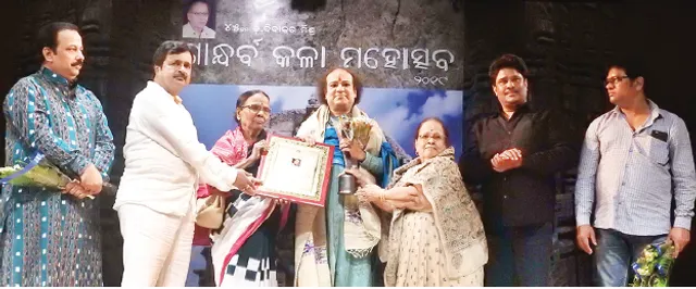 ନୃତ୍ୟରେ ବର୍ଷାର ଅନୁଭବ, ଅସୀମବନ୍ଧୁ ଭଟ୍ଟାଚାର୍ଯ୍ୟଙ୍କୁ ଗାନ୍ଧର୍ବ କଳାଶ୍ରୀ ସମ୍ମାନ