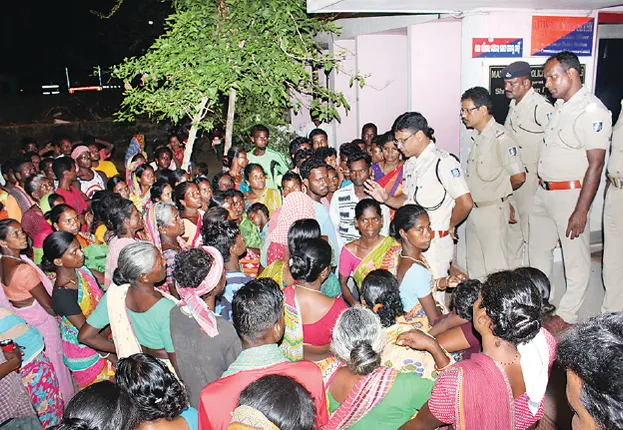 ବସ୍ତିବାସିନ୍ଦାଙ୍କୁ ଗିରଫର ପ୍ରତିବାଦ, ମଞ୍ଚେଶ୍ବର ଥାନା ଘେରାଉ