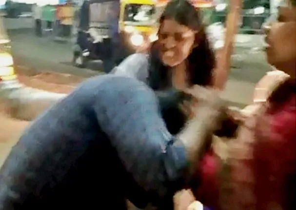 କଣ୍ଡକ୍ଟର ଆଣ୍ଟି କହି ଭଡ଼ା ମାଗିବାରୁ ହସି ପକାଇଲେ ବସରେ ଯାଉଥିବା ଛାତ୍ର, ଓହ୍ଲାଇବା ପରେ ଦୁଇ ଛାତ୍ରୀ ମିଶି ନିସ୍ତୁକ ପିଟିଲେ