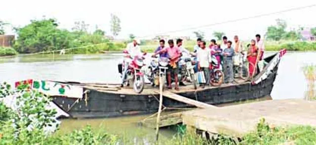 ଚାରିବାଟିଆ ଘାଟରେ ଓଲଟିଲା ଡଙ୍ଗା, ଅଳ୍ପକେ ବର୍ତ୍ତିଲେ ୨୫ରୁ ଊର୍ଧ୍ବ ଯାତ୍ରୀ