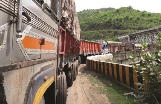 ଚିନ୍ତା ବଢ଼ାଉଛି ସଂକୀର୍ଣ୍ଣ ପୋଲ, ମାସରେ ଅଧା ଦିନ ଜରୁରୀ ସେବା ବାଧାପ୍ରାପ୍ତ