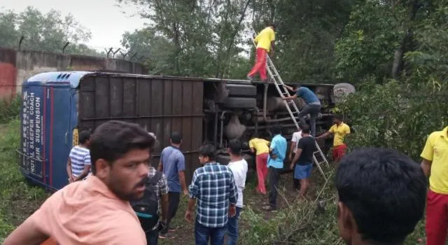 ଅନୁଗୁଳରେ ପୁଣି ବ୍ରିଜ ତଳକୁ ଖସିଲା ଯାତ୍ରୀବାହୀ ବସ୍‌, ଉଦ୍ଧାର କାର୍ଯ୍ୟ ଜାରି