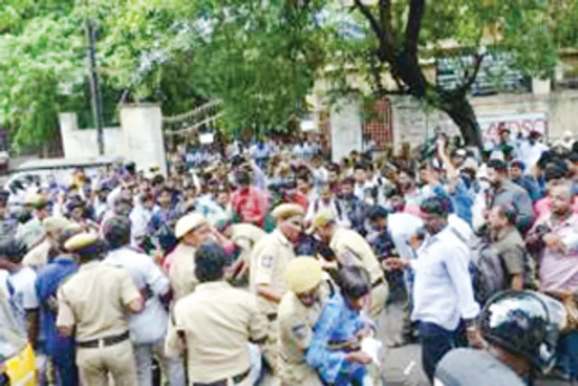 ‘କଟ୍‌ ମନି’ ଦୁର୍ନୀତି:ଅଭିଯୋଗ ଆଧାରରେ ଏତଲା ରୁଜୁ ନିର୍ଦ୍ଦେଶ