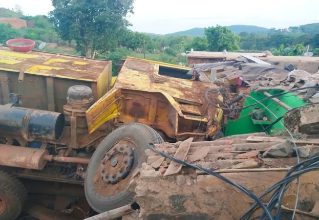 ରାତି ଅଧରେ ଘର ଉପରେ ମାଡ଼ିଗଲା ଟିପର : ମା’, ବାପା ଓ ଝିଅ ମୃତ, ବର୍ତିଲା ପୁଅ