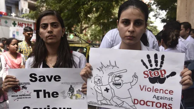 ଆଲୋଚନା ପାଇଁ ମମତାଙ୍କ ଆମନ୍ତ୍ରଣକୁ ପ୍ରତ୍ୟାଖ୍ୟାନ କଲେ ଆନ୍ଦୋଳନରତ ଡାକ୍ତର, ମୁଖ୍ୟମନ୍ତ୍ରୀଙ୍କ ନିଃସର୍ତ୍ତ କ୍ଷମାପ୍ରାର୍ଥନା ଦାବିରେ ଅଟଳ