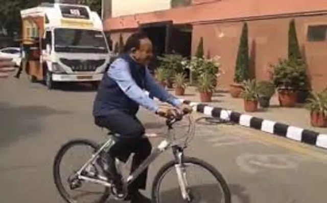 ପ୍ରଥମ ଦିନରେ ଅଫିସ୍‌କୁ ସାଇକେଲରେ ଗଲେ ହର୍ଷ ବର୍ଦ୍ଧନ