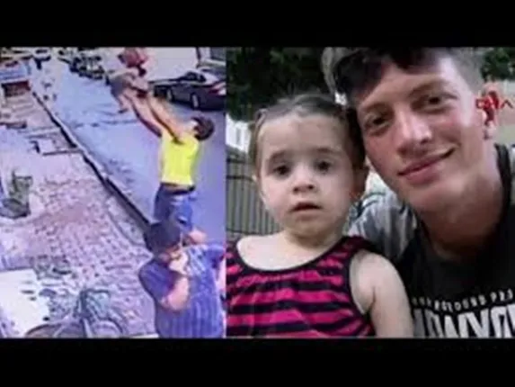 ଦ୍ୱିତୀୟ ମହଲାରୁ ଖସି ପଡ଼ୁଥିବା ଦୁଇବର୍ଷ ଶିଶୁ ନିକଟରେ ଦେବଦୂତ ସାଜି ପହଞ୍ଚିଲା ୧୭ବର୍ଷର ନାବାଳକ: ଭିଡିଓ ଦେଖନ୍ତୁ