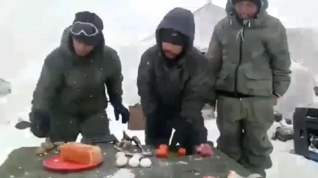 ଦେଖନ୍ତୁ ଭିଡିଓ: ସିଆଚୀନ୍‌ରେ ବିଯୁକ୍ତ ୭୦ ଡିଗ୍ରୀ ଥଣ୍ଡା; ହାତୁଡ଼ିରେ ଛେଚିଲେ ବି ଭାଙ୍ଗୁ ନାହିିଁ ଜମାଟ ବାନ୍ଧିଥିବା ଅଣ୍ଡା, ଆଳୁ, ଟମାଟୋ ଓ ଫଳରସ