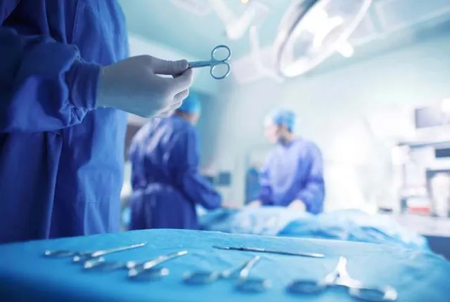 ପ୍ରସବ ଯନ୍ତ୍ରଣାର ଶେଷ ସୀମାରେ ଥିଲେ ମହିଳା, ଆନ୍ଦୋଳନ ଛାଡ଼ି ପ୍ରସବ କରାଇବାକୁ ପହଞ୍ଚିଲେ ଡ଼ାକ୍ତର