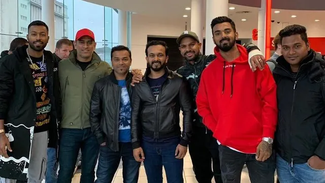 ‘ଭାରତ’ ଚଳଚ୍ଚିତ୍ର ଦେଖି ଫେରିଲେ ଭାରତୀୟ ଟିମ୍‌: ଫଟୋଫ୍ରେମରେ କଏଦ ହେଲେ ଯାଦବ, ଧୋନୀ, ଧାଓ୍ଵନ, ପାଣ୍ଡ୍ୟା ଓ ରାହୁଲ