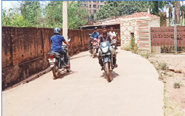 ସୁନ୍ଦରାବସ୍ତି ରାସ୍ତା ଉପରେ ଜବରଦଖଲ