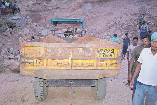 ଅତଡ଼ା ଧସି ୩ ଶ୍ରମିକ ମୃତ