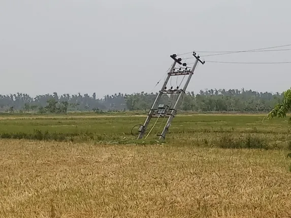 ଅଣ୍ଟା ସଳଖିବାକୁ ବଳ ପାଉନି : ଏଯାଏ ହୋଇନି କ୍ଷୟକ୍ଷତିର ସର୍ଭେ, ଚାଷ ଜମିରେ ଗଡ଼ୁଛି ଟ୍ରାନ୍ସଫର୍ମର, ପିଇବା ପାଣି ପାଇଁ କୂଅ ଭରସା