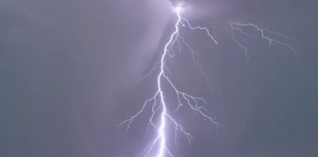 ବଜ୍ରପାତରେ ସ୍ତ୍ରୀ ଆଗରେ ଟଳିପଡ଼ିଲେ ସ୍ବାମୀ