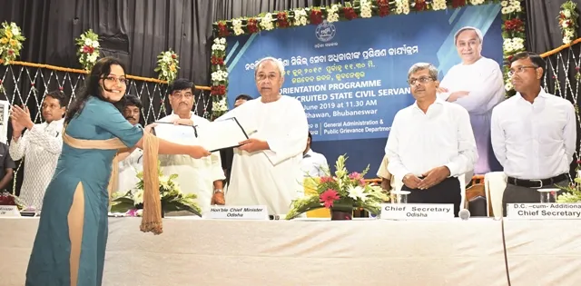 ୧୦୨ ଓଏଏସ୍‌ଙ୍କୁ ନିଯୁକ୍ତି ଦେଲେ ମୁଖ୍ୟମନ୍ତ୍ରୀ :ସମ୍ବେଦନଶୀଳତା ସହ ଲୋକଙ୍କ ସମସ୍ୟାର ସମାଧାନ କର, ଅଧିକାରୀଙ୍କ ଭିତରେ ୪୨ ମହିଳା, ୪ ଦିବ୍ୟାଙ୍ଗ ସାମିଲ