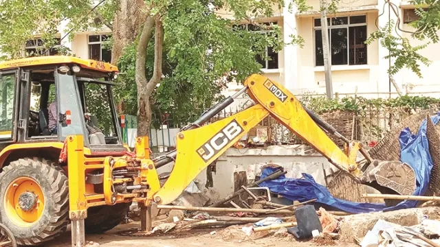 ଜୋରଦାର ପ୍ରତିବାଦ, ଭଙ୍ଗା ହେଲାନି ବସ୍ତି, ପ୍ରଶାସନ ସହିତ ମୁହାଁମୁହିଁ ହୋଇପାରନ୍ତି ବସ୍ତି ବାସିନ୍ଦା