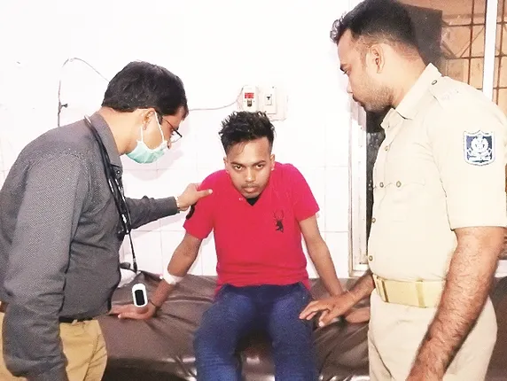 ଉଡ଼ନ୍ତା ବିମାନରେ ଯୁବକଙ୍କ ପାଗଳାମୀ, ବିମାନ ରଖ, ନହେଲେ ଡେଇଁବି