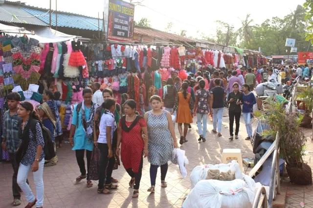 ବରଷ‌କେ ଥରେ ଆସିଛି ରଜ...ବଜାରରେ ଲାଗିଛି ଭିଡ଼