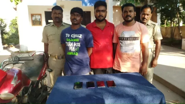 ଠିକାଦାରଙ୍କ ମୁଣ୍ଡ ଜାମିନ ରଖି ୬ ଲକ୍ଷ ଟଙ୍କା ମାଗିବା‌ ଘଟଣା, ୩ ଅପହର୍ତା ଗିରଫ, ବାଇକ ଓ ମୋବାଇଲ୍ ଜବତ