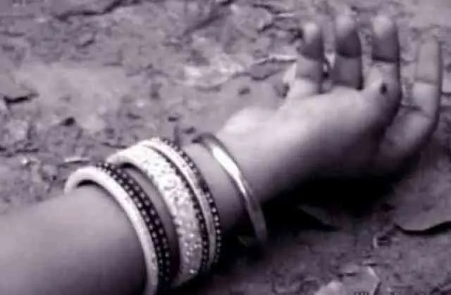 ଚରିତ୍ରକୁ ସନ୍ଦେହ କରି ପତ୍ନୀକୁ କଟୁରୀରେ ହାଣିଲା ସ୍ବାମୀ