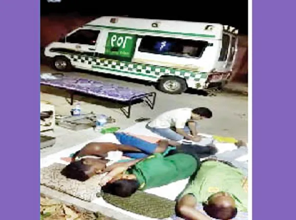 ଆମ୍ବୁଲାନ୍ସ କର୍ମଚାରୀଙ୍କୁ କ୍ବାର୍ଟର୍ସରୁ ତଡ଼ିଦେଲେ:ରାସ୍ତାରେ ରାତି କାଟିଲେ