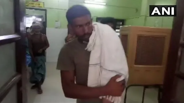 ହସ୍‌ପିଟାଲ୍‌ରେ ନ ଥିଲା ଆମ୍ବୁଲାନ୍ସ, ପୁଅ ମୃତଦେହକୁ କାନ୍ଧରେ ଧରି କାନ୍ଦିକାନ୍ଦି ଘରକୁ ଫେରିଲେ ବାପା