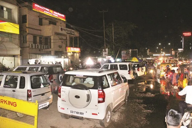 ଗ୍ରାହକଙ୍କୁ ଲୁଟୁଛନ୍ତି ସପିଂ ମଲ୍‌ : ପାର୍କିଂ ଫି’ ଆଦାୟ କରିବାକୁ ନିୟମ ନାହିଁ, ବିଏମ୍‌ସି କି କମିସନରେଟ୍‌ ପୁଲିସ କେହି କାର୍ଯ୍ୟାନୁଷ୍ଠାନ ନେଉନାହାନ୍ତି, ରାଜଧାନୀବାସୀଙ୍କ ଜୀବନ ଦୁର୍ବିସହ କଲାଣି ମଲ୍‌ ସମ୍ମୁଖ ରାସ୍ତା