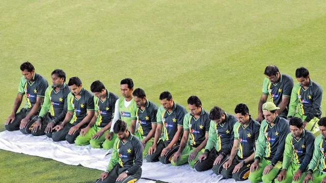 ପାକିସ୍ତାନୀ ଟିମ ଯେତେବେଳେ ପଡ଼ିଆରେ ନମାଜ ପଢୁଛି, ଆଇସିସି କାହିଁକି ଆପତ୍ତି କରୁ ନାହିଁ: କାନାଡୀୟ ଲେଖକ