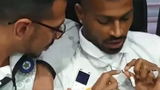 ପାଣ୍ଡ୍ୟାଙ୍କ ବେକରେ ହୀରା ବଲ୍-ବ୍ୟାଟ୍