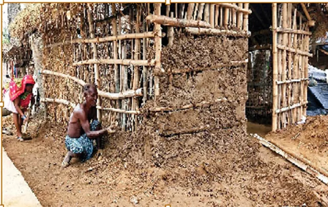 ସରକାରୀ ସହାୟତା ମିଳିଲାନି ଉଜୁଡ଼ା ଘରକୁ ସଜାଡୁଛନ୍ତି ବାସହରା