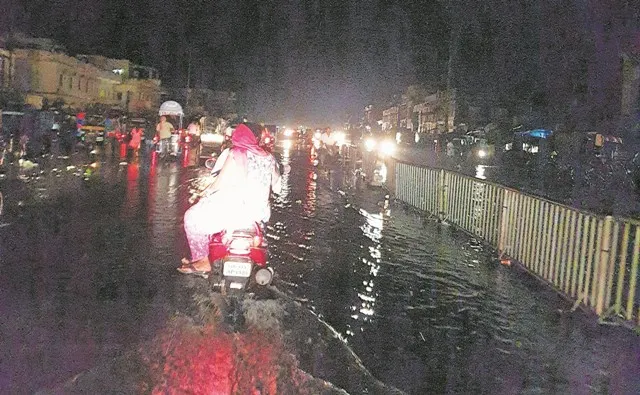ପୁରୀରେ କାଳବୈଶାଖୀ ତାଣ୍ଡବ, ବଡ଼ଦାଣ୍ଡରେ ଲହଡ଼ି ଭାଙ୍ଗୁଛି ପାଣି